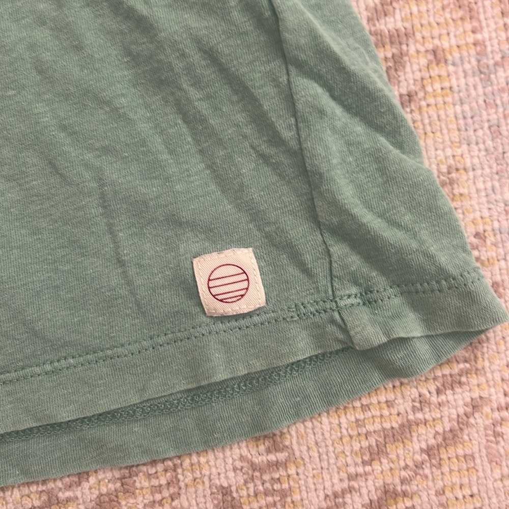 green marine layer t-shirt - size medium/large